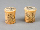 paire de tabatières chinoises en ivoire sculpté, ornées de figures