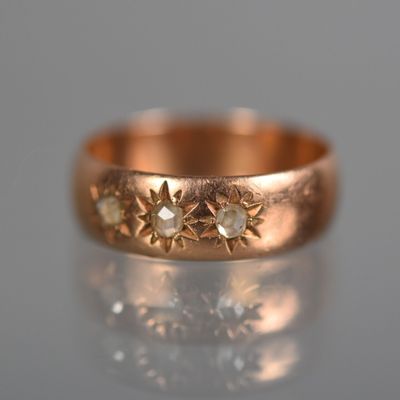 un gros plan d'une bague en or ornée d'un motif en forme d'étoile