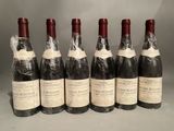 six bouteilles de vin rouge sont alignées