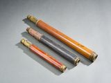 trois crayons de couleur différents posés les uns à côté des autres sur une table