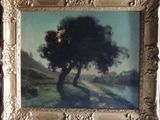 une peinture à l'huile représentant un arbre dans un champ avec une rivière en arrière-plan