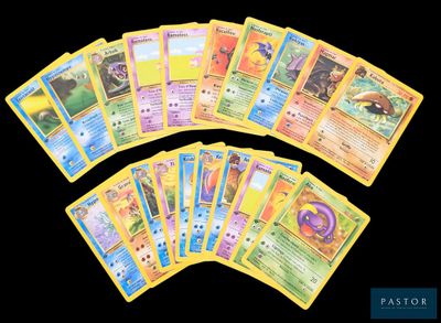 les cartes pokémon sont toutes alignées et prêtes à être jouées