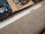 de nombreux outils posés sur une table