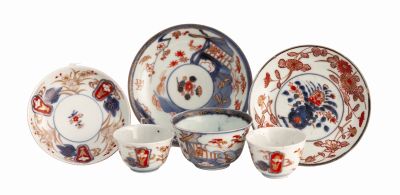 un ensemble d'assiettes et de tasses asiatiques posées sur une surface blanche