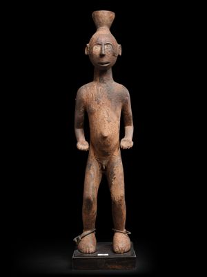 l'image d'une statue d'un homme avec un chapeau sur la tête
