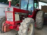 un tracteur rouge garé dans un garage
