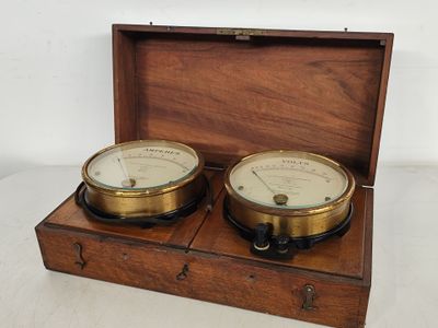 deux horloges posées dans une boîte en bois sur une table