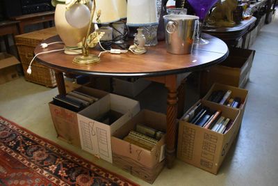 une table surmontée d'une lampe dans une pièce