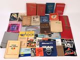 un grand nombre de livres posés sur une table