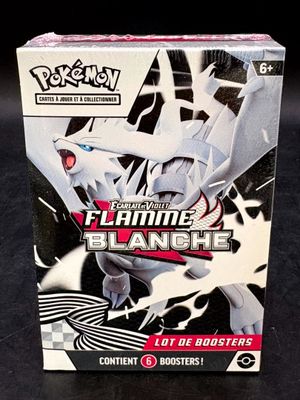 un gros plan sur une boîte de cartes à collectionner Pokémon posée sur une table