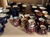 de nombreux types de tasses à café sur la table