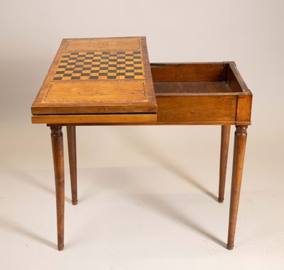 une vieille table en bois sur laquelle se trouve un échiquier