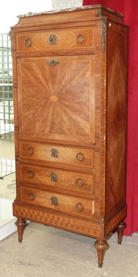 un grand meuble en bois surmonté d'un miroir