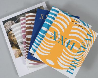 trois livres sont empilés sur une table