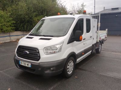 une camionnette blanche garée dans un parking