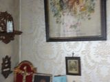 un radiateur dans un coin d'une pièce, sur lequel sont posés des tableaux
