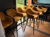 quatre chaises placées devant une fenêtre