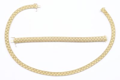 un collier en or orné d'un motif représentant une peau de serpent