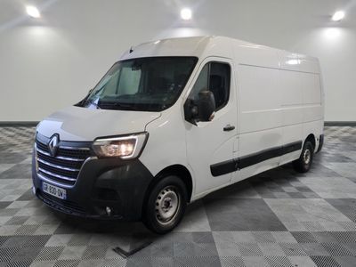 la photo d'une camionnette blanche garée dans une pièce