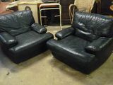 deux fauteuils en cuir noir placés l'un à côté de l'autre dans une pièce