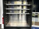 une vitrine vide au milieu d'une pièce