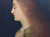 un tableau représentant une femme aux longs cheveux roux et vêtue d'une robe verte