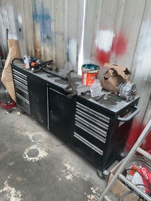 une image d'un établi dans un garage avec des outils