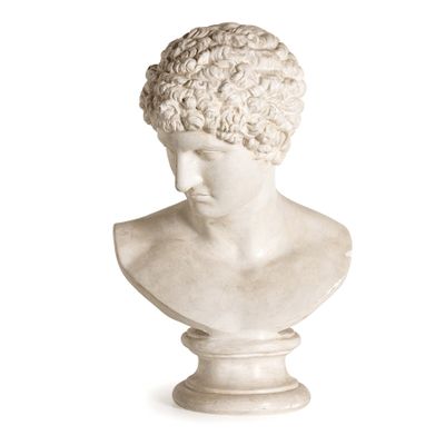 buste en marbre représentant un homme aux cheveux bouclés sur fond blanc