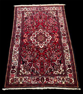 un tapis rouge orné d'un médaillon