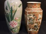 deux vases assis l'un à côté de l'autre sur fond noir