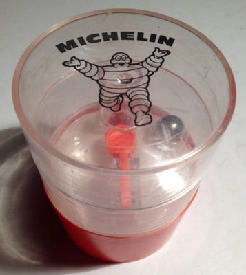 un gobelet en plastique sur lequel est collé un autocollant représentant un personnage de dessin animé