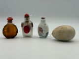 trois petites bouteilles en verre posées les unes à côté des autres sur une surface blanche