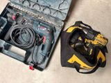 une caisse à outils avec des outils sur le sol