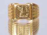 une image représentant une bague en or sur laquelle figure un chiffre romain
