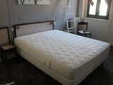 une photo d'une chambre avec un lit et une échelle