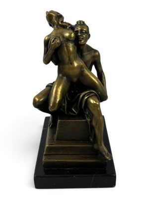 statue en bronze représentant un homme et une femme assis sur un socle en marbre