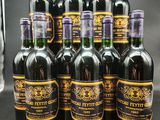 six bouteilles de vin sont alignées sur une table