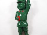 statue d'un homme en uniforme vert tenant un gobelet rouge