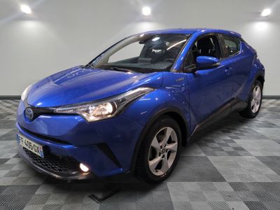 une Toyota C-HR bleue garée sur un sol à damier