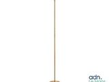 un lampadaire doré surmonté d'un abat-jour en verre