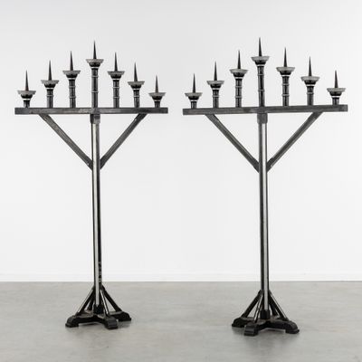 une paire de chandeliers en métal en forme de menorah