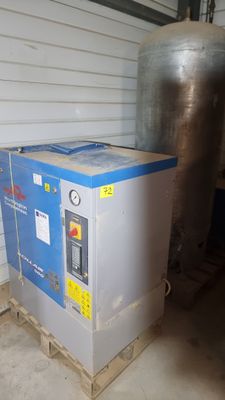 une machine posée sur une palette dans un garage