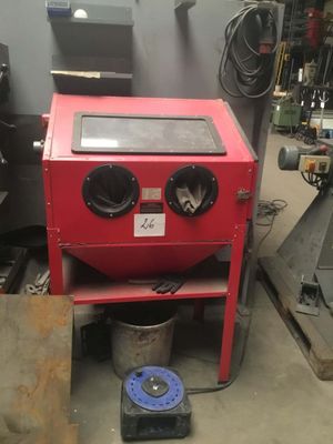 une machine rouge qui se trouve dans un garage