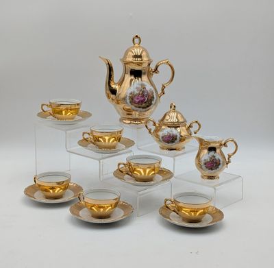de nombreuses tasses et soucoupes posées sur une table