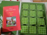Quelqu'un tient un livre devant une boîte de biscuits