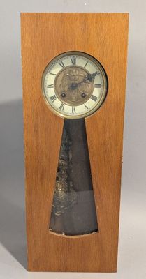 une horloge en bois posée sur une table