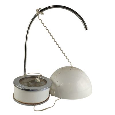 l'image d'une lampe posée sur une table