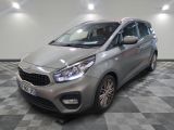 la voiture argentée est garée sur un sol en damier dans le garage
