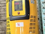 un chauffe-eau jaune fixé sur le mur latéral d'un immeuble