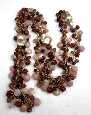 collier composé de perles multicolores et de perles de culture sur un fond blanc